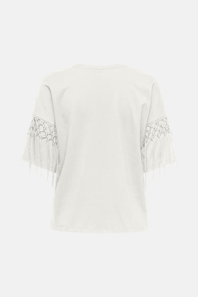 T-shirt blanc de ONLY avec manches ornées de détails en macramé et franges, vue arrière.