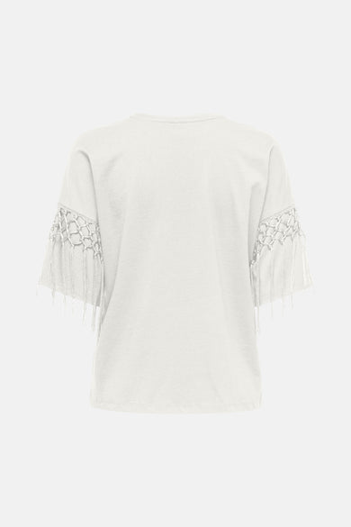 T-shirt blanc de ONLY avec manches ornées de détails en macramé et franges, vue arrière.