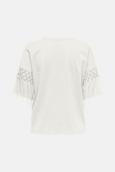 T-shirt blanc de ONLY avec manches ornées de détails en macramé et franges, vue arrière.