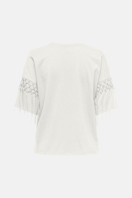 T-shirt blanc de ONLY avec manches ornées de détails en macramé et franges, vue arrière.