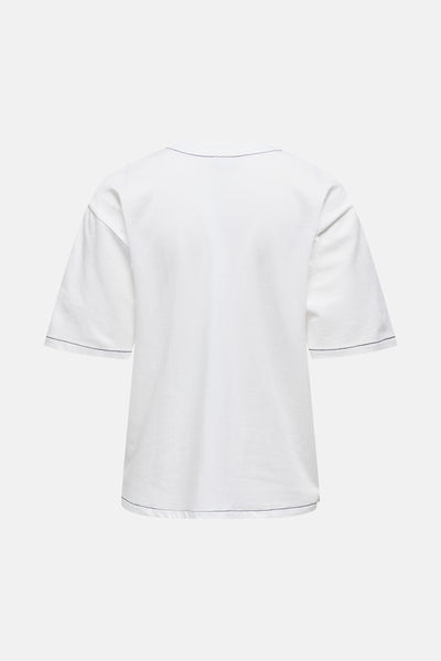 T-shirt blanc à manches courtes de JDY avec coutures apparentes contrastées bleu foncé, vue de dos.

