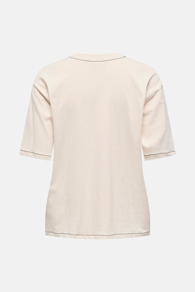 T-shirt à manches courtes écru de JDY, avec coutures apparentes noires au col, aux manches et à l'ourlet.