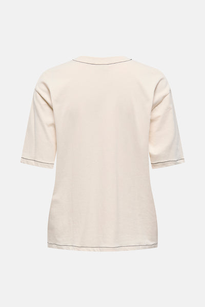 T-shirt à manches courtes écru de JDY, avec coutures apparentes noires au col, aux manches et à l'ourlet.