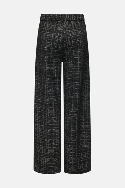 Pantalon noir de JDY, à carreaux avec une taille élastique, coupe ample sur un fond neutre.