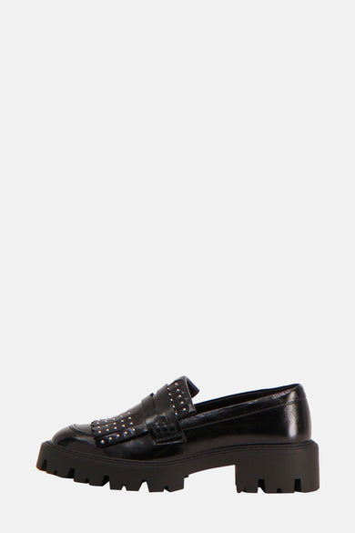 Zwarte platte schoen van ONLY, met studs en dikke gekartelde zool.