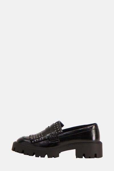 Zwarte platte schoen van ONLY, met studs en dikke gekartelde zool.