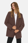 Blazer brun ample à revers classiques par ONLY®, porté avec chemise blanche, vue de face