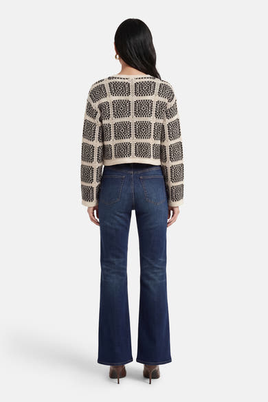Gilet multicolore de ONLY®, motif à carreaux, porté avec un jean bleu et des talons hauts marron, vue de dos.
