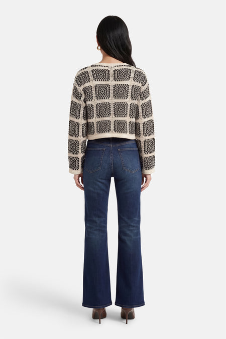 Gilet multicolore de ONLY®, motif à carreaux, porté avec un jean bleu et des talons hauts marron, vue de dos.
