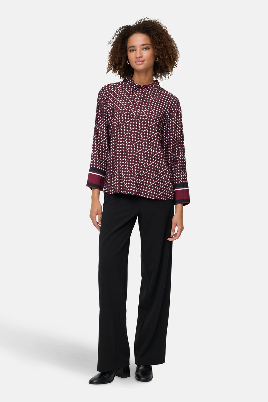 Bordeaux overhemd met lange mouwen van JDY, met geometrisch patroon, gedragen met een wijde zwarte broek en zwarte schoenen.