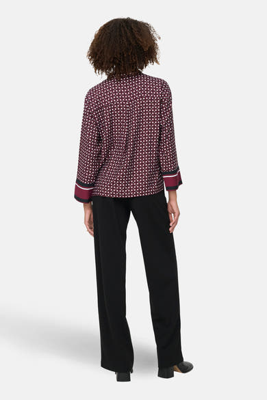Bordeaux blouse met lange mouwen van JDY, met geometrisch patroon, gedragen met een zwarte broek.