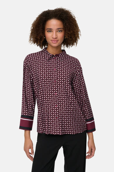 Bordeaux lange mouwen blouse van JDY met ruitpatroon en manchetafwerking, gedragen met een zwarte broek.