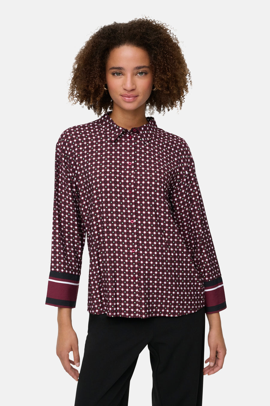 Bordeaux lange mouwen blouse van JDY met ruitpatroon en manchetafwerking, gedragen met een zwarte broek.