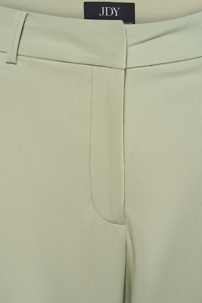 Groene kostuumbroek van JDY, taillebanddetail met sluiting en riemlussen.