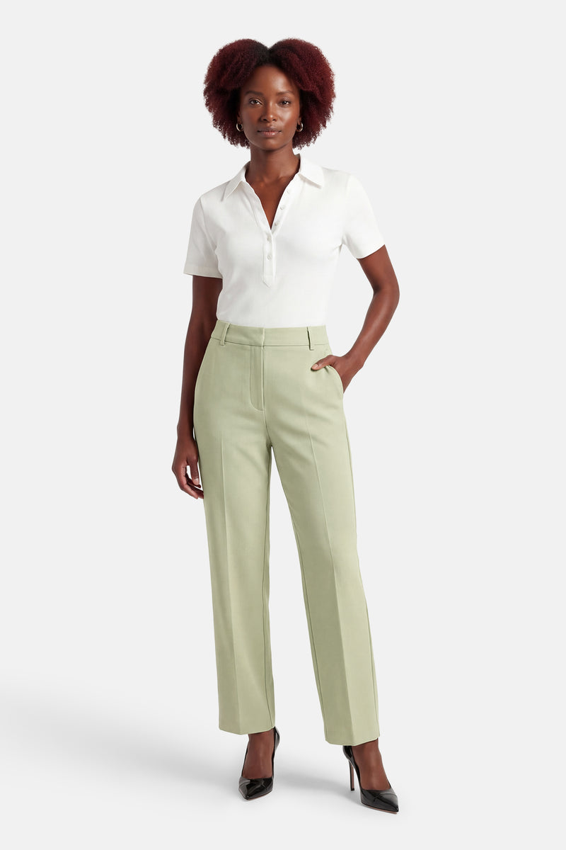 Groene pantalon van JDY, gedragen met een witte blouse en zwarte lakpumps.