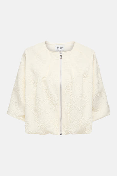 Veste courte blanche de ONLY avec motif texturé en relief, manches 3/4 et fermeture éclair sur le devant.