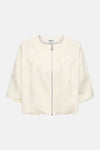 Veste courte blanche de ONLY avec motif texturé en relief, manches 3/4 et fermeture éclair sur le devant.