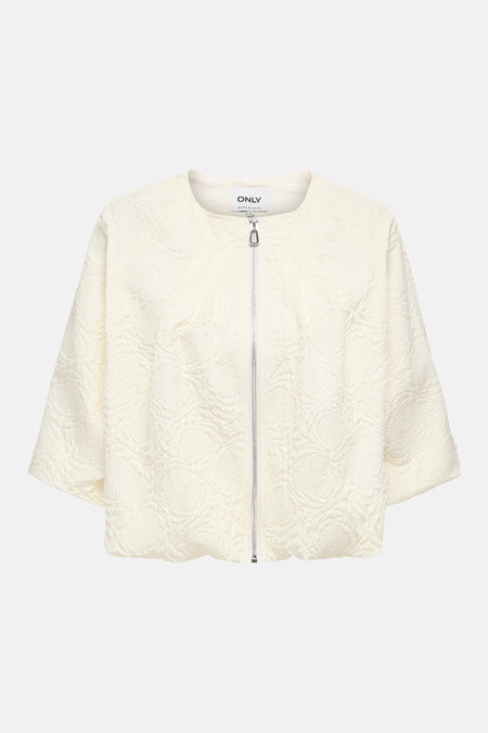 Veste courte blanche de ONLY avec motif texturé en relief, manches 3/4 et fermeture éclair sur le devant.