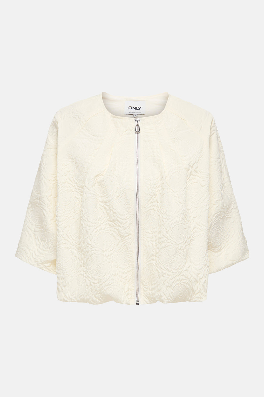 Veste courte blanche de ONLY avec motif texturé en relief, manches 3/4 et fermeture éclair sur le devant.