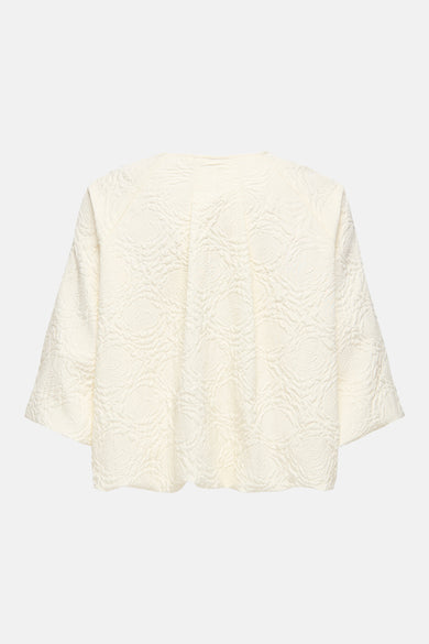 Veste courte blanc cassé de ONLY® avec motifs floraux texturés en relief, vue de dos.