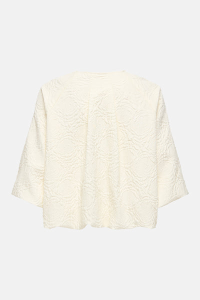 Veste courte blanc cassé de ONLY® avec motifs floraux texturés en relief, vue de dos.