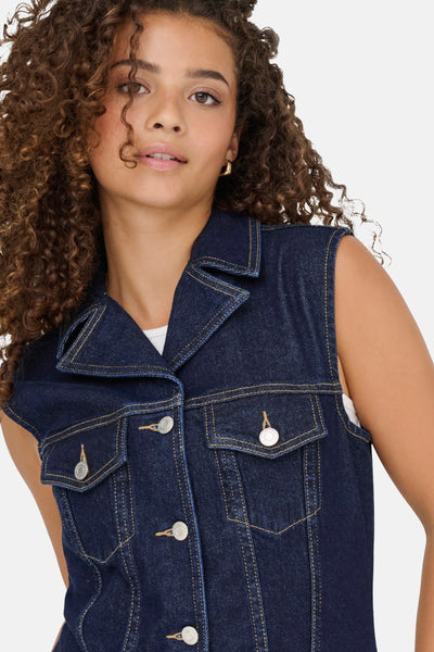Veste sans manches en denim bleu foncé de ONLY, avec poches plaquées et boutons argentés.
