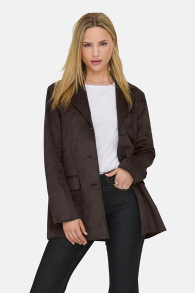 Lange bruine jas ONLY®, gedragen met een jeans en zwarte laarzen, gezien van achter.