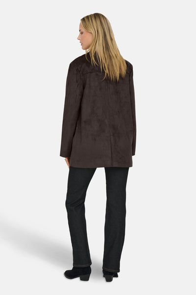 Veste longue brune ONLY®, portée avec un jean et des bottines noires, vue de dos.
