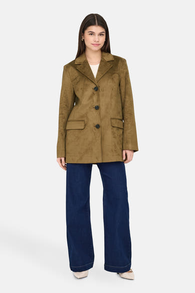 Lange bruine jas van ONLY®, gedragen met een wijde jeans en beige naaldhakken.