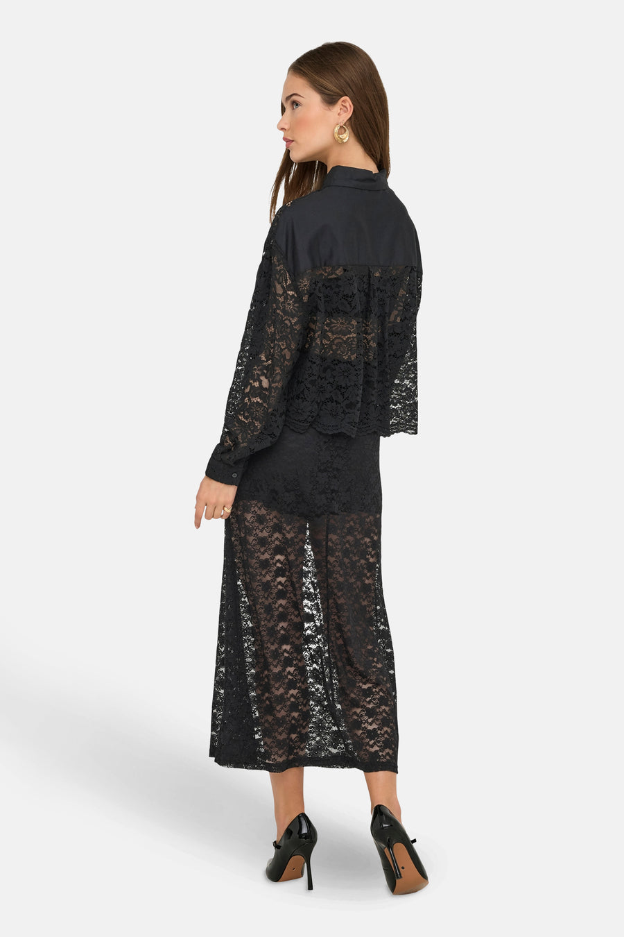 Zwarte blouse van ONLY® met bloemenkant, lange mouwen en gedragen met zwarte pumps.