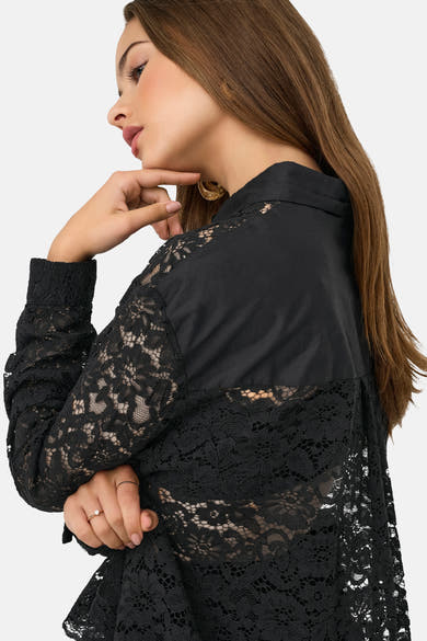 Zwarte blouse van ONLY, met transparant bloemenkanten inzetstuk op de mouwen en rug.
