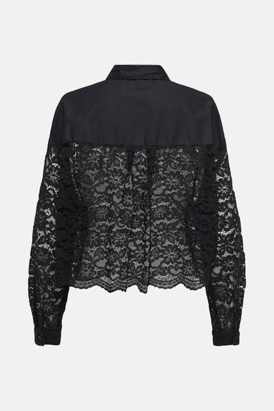 Zwarte blouse van ONLY, met bloemenkanten inzetstuk op de rug en lange mouwen.