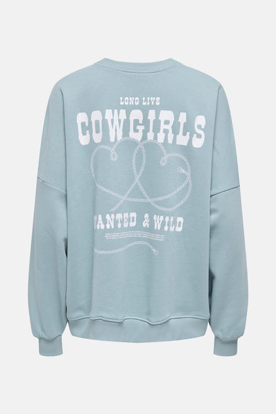 Blauwe sweater van ONLY, met de tekst "Cowgirls" en een hartvormig touwpatroon op de rug.
