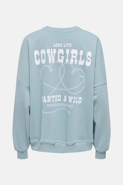 Blauwe sweater van ONLY, met de tekst "Cowgirls" en een hartvormig touwpatroon op de rug.