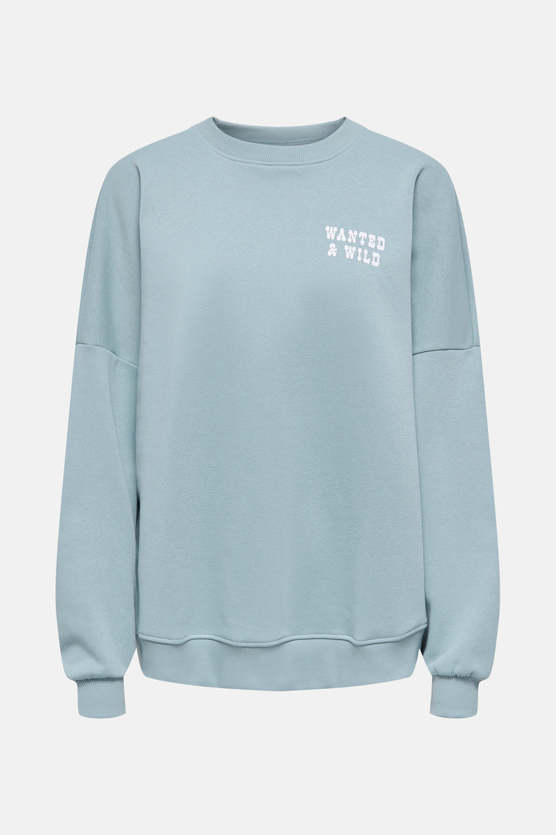 Blauwe sweater van ONLY®, met de tekst "WANTED & WILD" in het wit op de voorkant.
