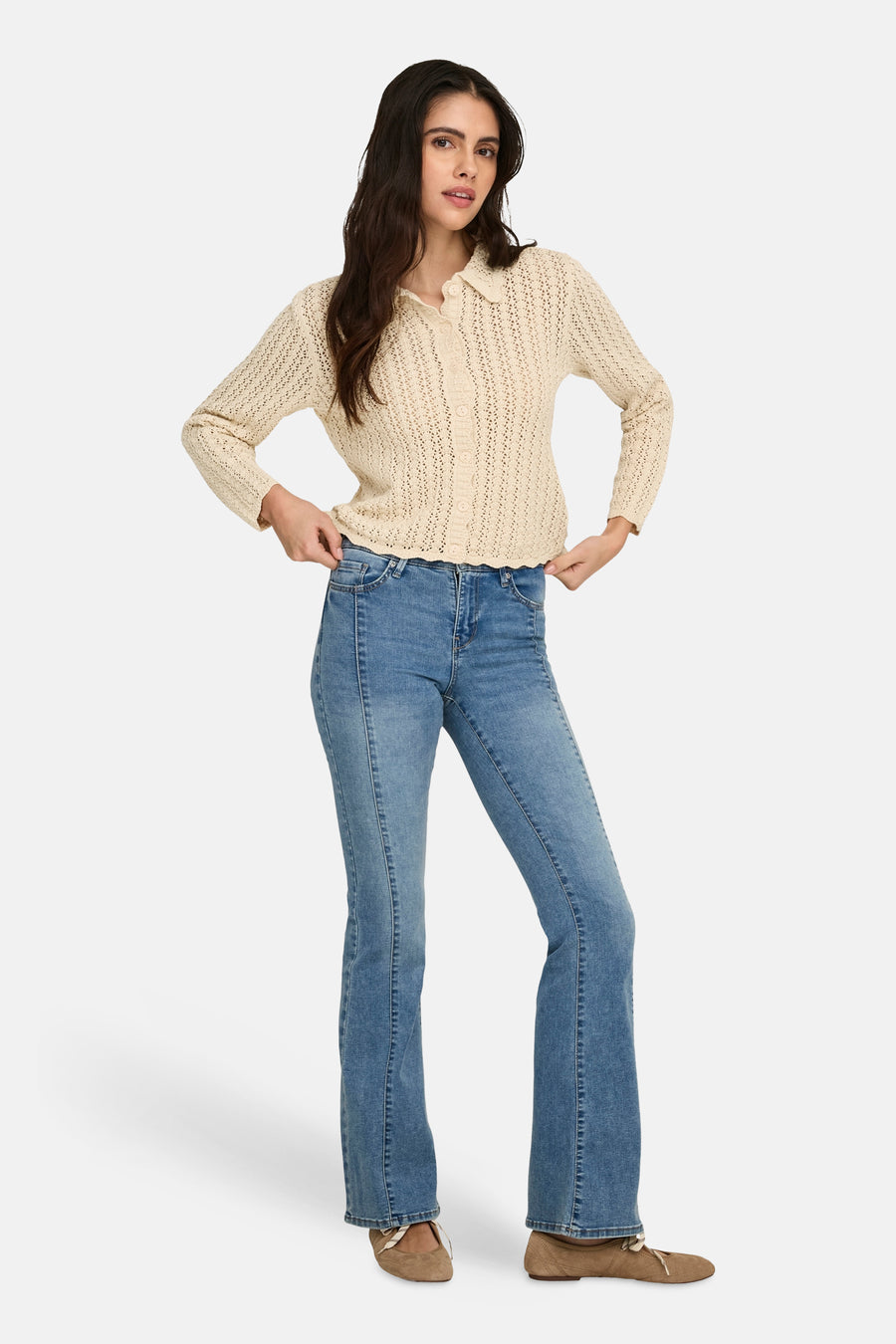 Cardigan écru par JDY, maille ajourée avec col et boutons, porté avec un jean bleu.
