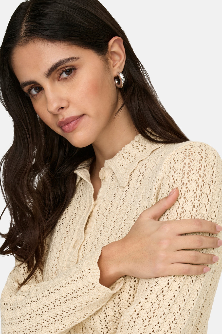 Cardigan écru de JDY en maille ajourée à col chemise et manches longues.