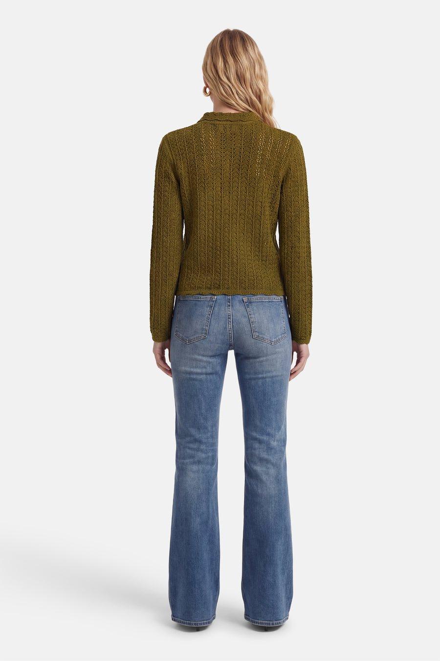 Cardigan vert en maille ajourée de JDY, porté avec un jean évasé, vue de dos.
