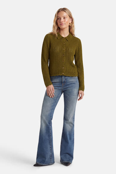 Cardigan vert en maille par JDY, porté avec un jean évasé et des boucles d'oreilles dorées.
