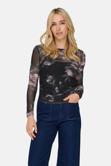 Multikleuren T-shirt met lange mouwen van ONLY, met bloemenprint en gedragen met een blauwe jeans.