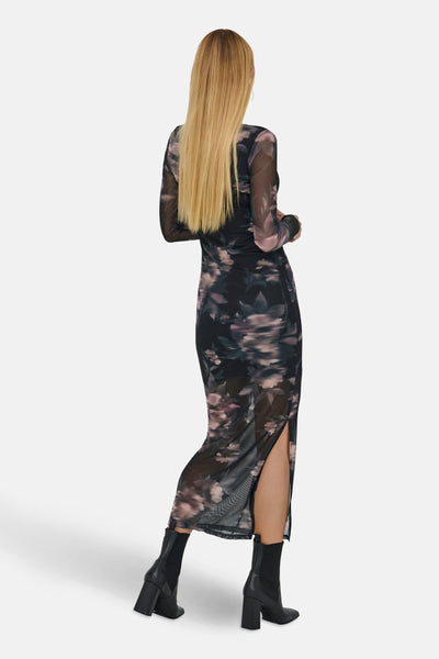 Multikleurige jurk met lange mouwen van ONLY, met bloemenprint en zijsplit, gedragen met zwarte enkellaarsjes.