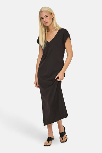 Robe mi-longue brune de ONLY, avec collier argenté et sandales noires