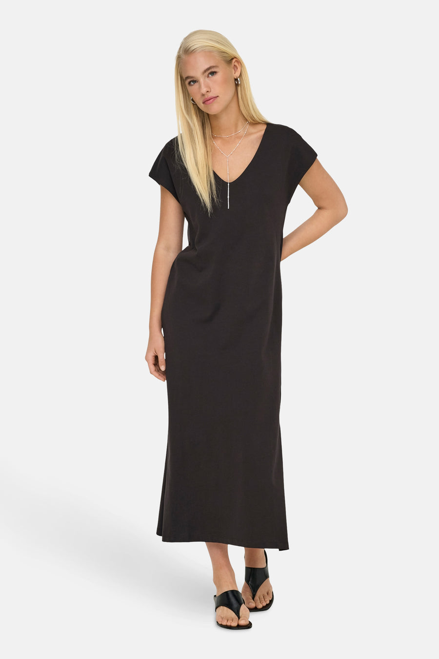 Robe longue brune de ONLY®, avec collier argenté et sandales à lanières noires.
