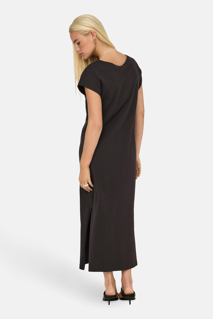 Robe longue brune de ONLY, avec une fente sur le côté et portée avec des chaussures noires à talons.
