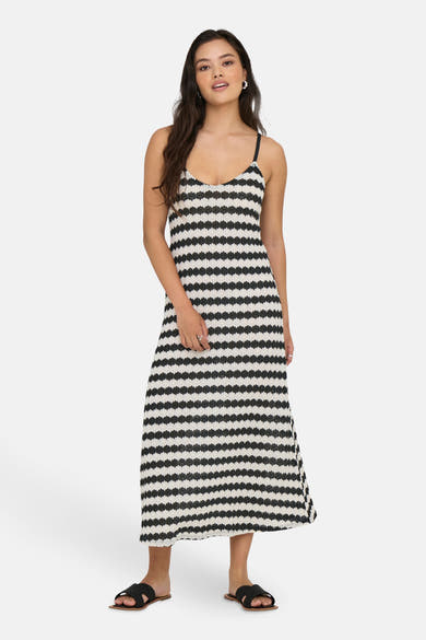 Zwarte lange jurk met strepen van ONLY®, gedragen door een model, met gevlochten zwarte sandalen.