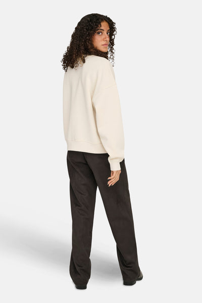 Sweat-shirt beige de ONLY, porté avec un pantalon noir, vue de dos.