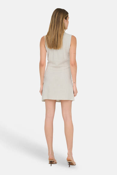 Robe écru de ONLY® sans manches, coupe droite en tissu texturé, vue de dos.