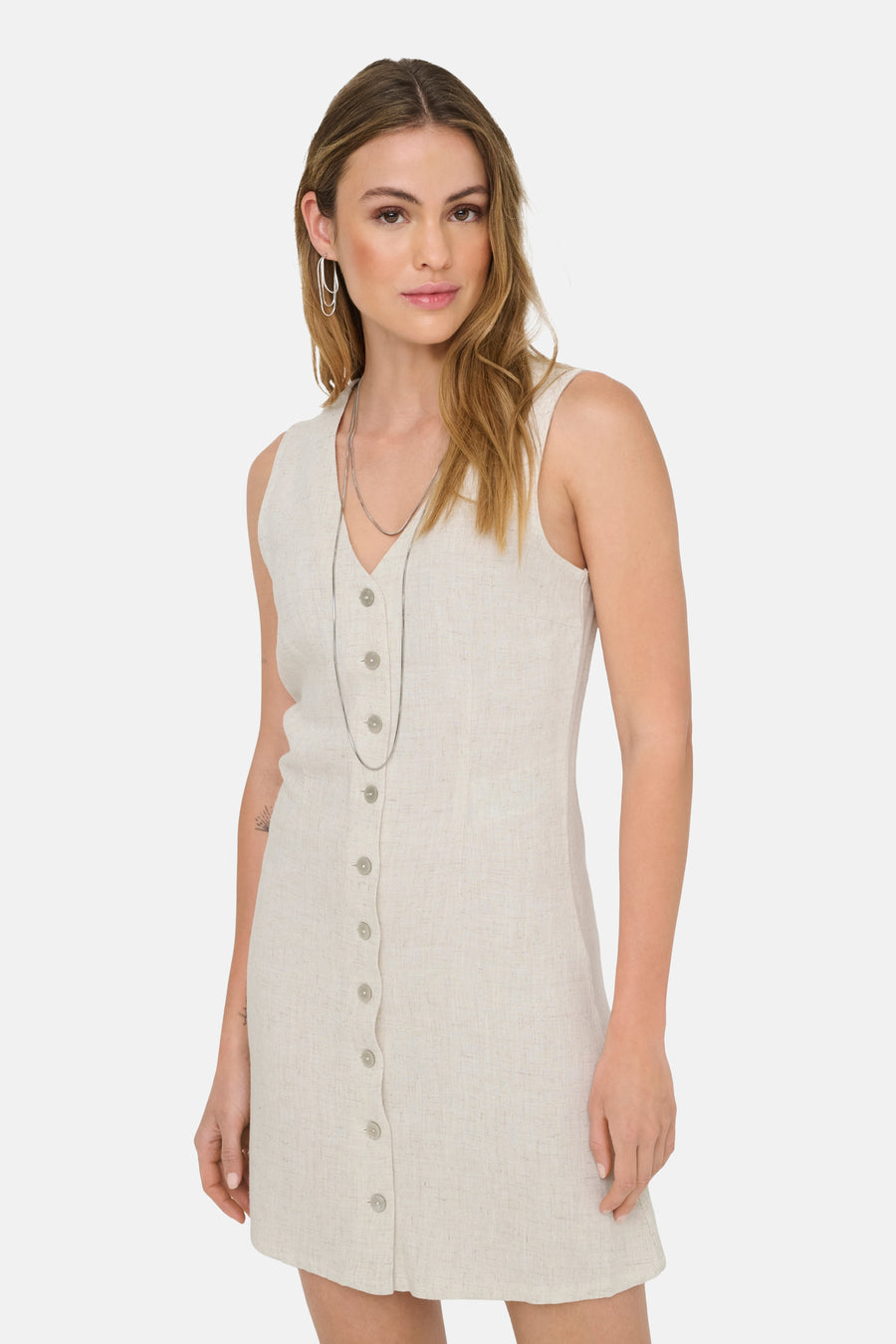 Robe écru de ONLY® sans manches, boutonnée sur le devant, avec col en V et texture lin.