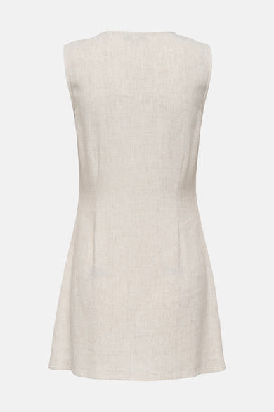 Robe écru sans manches de ONLY®, à la texture tissée, coupe évasée, vue de dos.