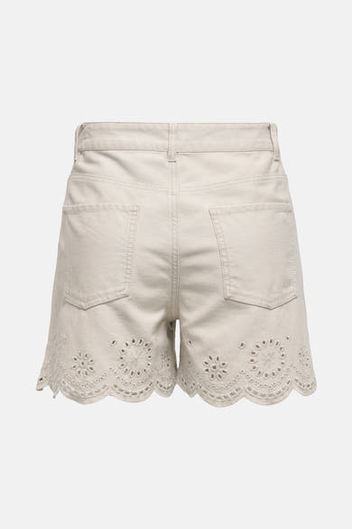 Korte beige spijkerbroek van ONLY, met uitgesneden details met bloemenpatroon op de zoom.